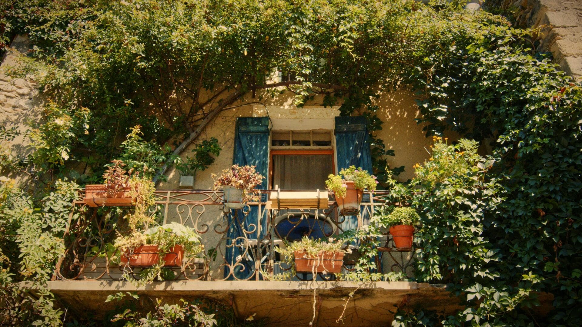 Facade of Les Chambres d'Élise in Collias
